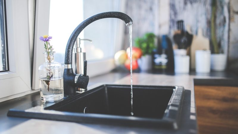 Comment nettoyer un évier noir qui blanchit avec un produit naturel ?